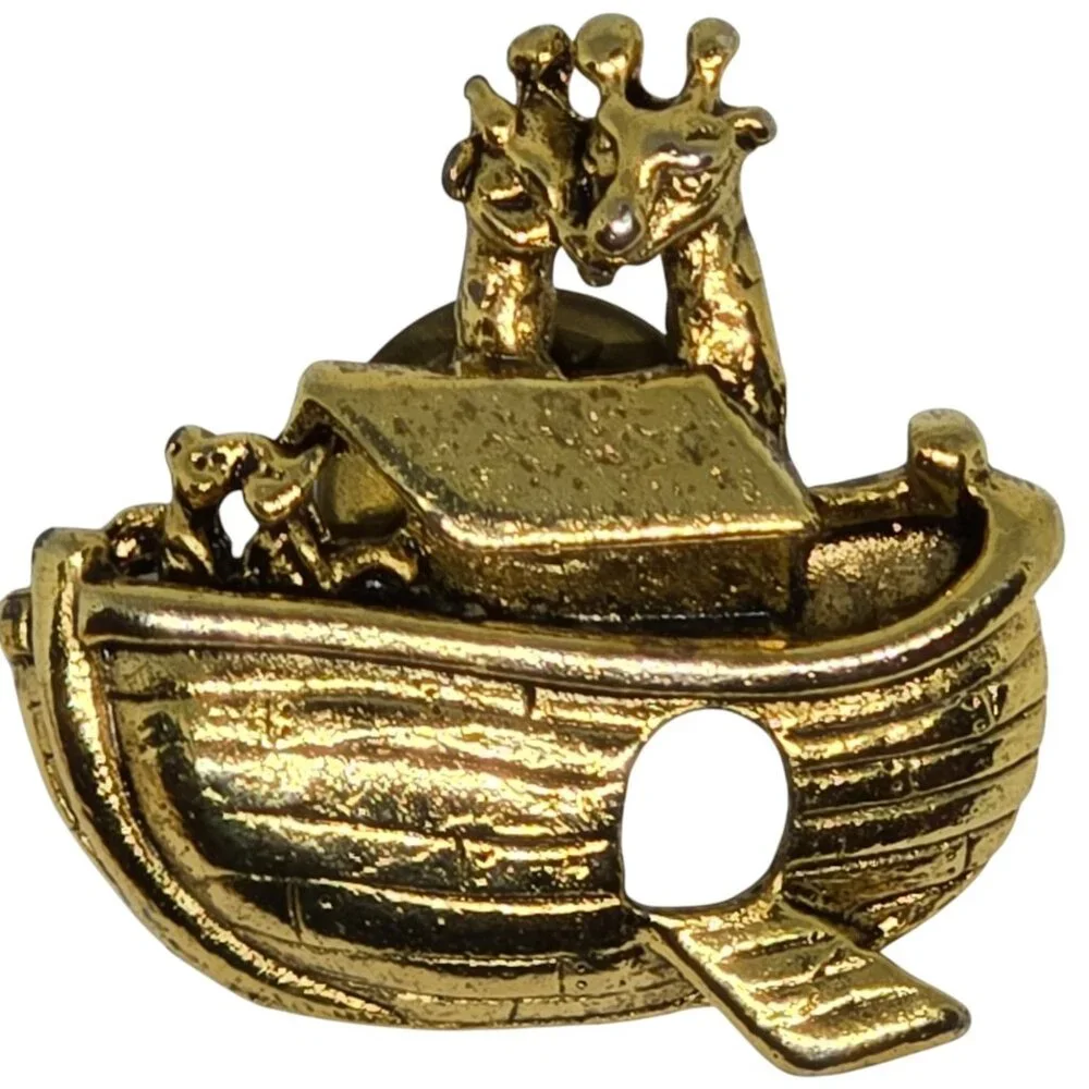 Noahs Ark-Themed Gold-Toned Metal Pin Brooch‎ With Adorable Giraffe Details